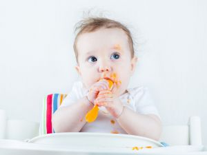 Πότε να εισάγετε αυγό, φυστικοβούτυρο και άλλα κοινά αλλεργιογόνα τρόφιμα σε ένα μωρό
