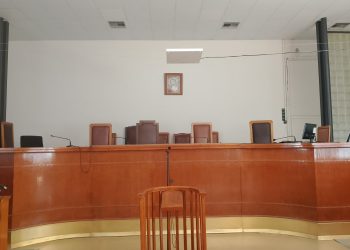 Κάθειρξη εννέα ετών για μαχαιρώματα σε σύζυγο και πεθερό – Της επιτέθηκε επειδή έκανε ανταύγειες
