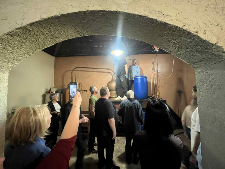 Στο καζαναριό ενός Θεσσαλού: Πως φτιάχνουμε το τσίπουρο – Η διαδικασία, οι συνταγές, το γλέντι, η μυσταγωγία και εμείς… (ΕΙΚΟΝΕΣ – ΒΙΝΤΕΟ)