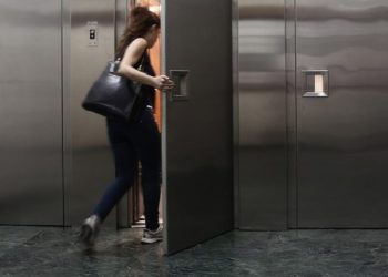 Τρόμος για κοπέλα: Έπεσε με το ασανσέρ από τον 3ο όροφο πολυκατοικίας και τραυματίστηκε