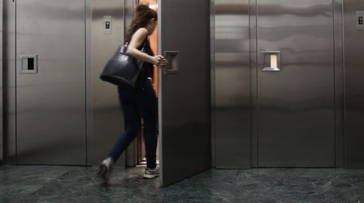 Τρόμος για κοπέλα: Έπεσε με το ασανσέρ από τον 3ο όροφο πολυκατοικίας και τραυματίστηκε
