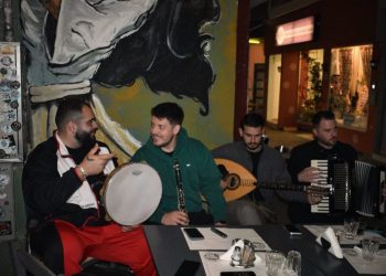 Βλάμηδες: Τέσσερις νεαροί κάνουν ξανά μόδα τη δημοτική μουσική στην Ελλάδα και ξεχώρισαν αμέσως! (ΕΙΚΟΝΕΣ – ΒΙΝΤΕΟ)