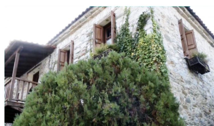Το σπίτι “κόσμημα” που κατασκεύασε φαρμακοποιός με παλιά πεταμένα υλικά (ΕΙΚΟΝΕΣ – ΒΙΝΤΕΟ)