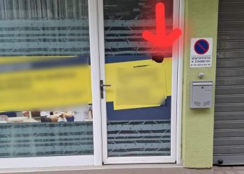 Έσπασαν τη βιτρίνα κι εκείνη τους… «ευχαρίστησε» και τους προειδοποίησε: «Το κόστος θα το πληρώσετε εσείς» (ΕΙΚΟΝΑ)