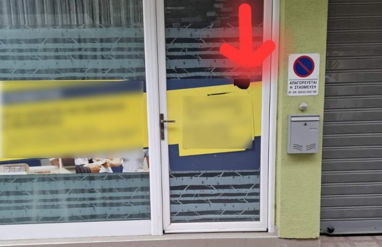 Έσπασαν τη βιτρίνα κι εκείνη τους… «ευχαρίστησε» και τους προειδοποίησε: «Το κόστος θα το πληρώσετε εσείς» (ΕΙΚΟΝΑ)