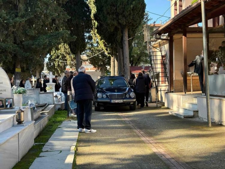 Ράγισαν καρδιές στην κηδεία της 18χρονης Ανθίας Τσαγγαρά – Θρήνος και βουβός πόνος σε Λάρισα και Ζάρκο Τρικάλων (ΕΙΚΟΝΕΣ)