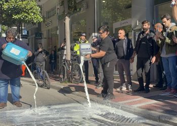 «Είστε ανεπιθύμητοι στη Θεσσαλία»: Οργή κτηνοτρόφων που προσπάθησαν να φτάσουν στο γραφείο Κέλλα – Έριξαν γάλα στο δρόμο (ΕΙΚΟΝΕΣ – ΒΙΝΤΕΟ)