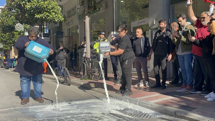 «Είστε ανεπιθύμητοι στη Θεσσαλία»: Οργή κτηνοτρόφων που προσπάθησαν να φτάσουν στο γραφείο Κέλλα – Έριξαν γάλα στο δρόμο (ΕΙΚΟΝΕΣ – ΒΙΝΤΕΟ)