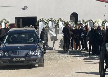 Θρήνος στην κηδεία της 49χρονης Ζωής που σκοτώθηκε μέσα στο φούρνο της (ΕΙΚΟΝΕΣ)
