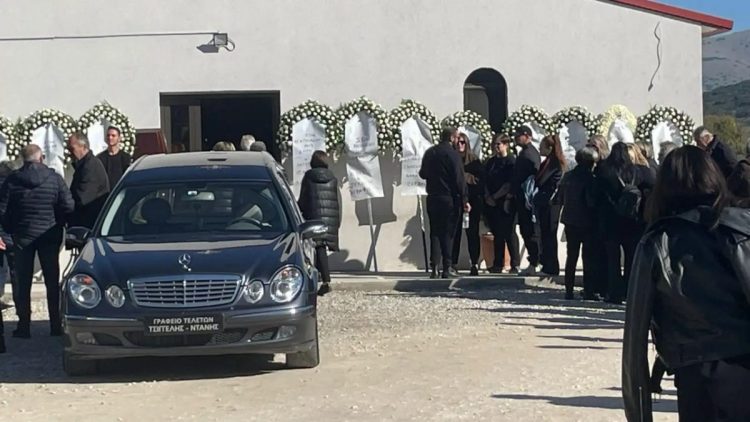 Θρήνος στην κηδεία της 49χρονης Ζωής που σκοτώθηκε μέσα στο φούρνο της (ΕΙΚΟΝΕΣ)