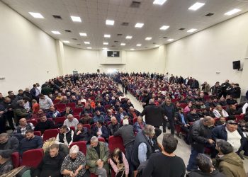 «Βούλιαξε» από αγρότες -πολλοί και οι Τρικαλινοί- το Πνευματικό Κέντρο της Νίκαιας – Σκληρά μπλόκα, κλείσιμο τελωνείων, λιμανιών και αεροδρομίων προαναγγέλλουν οι συνδικαλιστές! (ΕΙΚΟΝΕΣ – ΒΙΝΤΕΟ)
