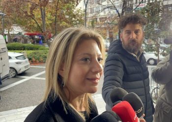 Μύδρους εξαπέλυσε η Καρυστιανού στη Λάρισα κατά του εφέτη ανακριτή: Άλλον έπρεπε να αφορά η σημερινή δίκη – Βελόπουλος: Ανθρώπινο χέρι αρχίζει να κάνει παρεμβάσεις (ΕΙΚΟΝΕΣ – ΒΙΝΤΕΟ)