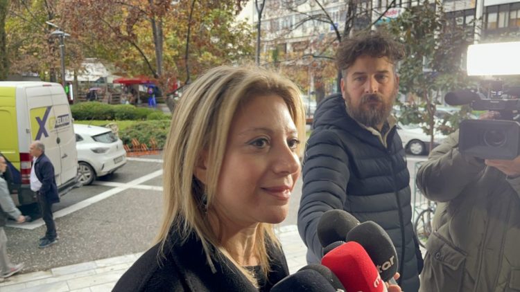 Μύδρους εξαπέλυσε η Καρυστιανού στη Λάρισα κατά του εφέτη ανακριτή: Άλλον έπρεπε να αφορά η σημερινή δίκη – Βελόπουλος: Ανθρώπινο χέρι αρχίζει να κάνει παρεμβάσεις (ΕΙΚΟΝΕΣ – ΒΙΝΤΕΟ)