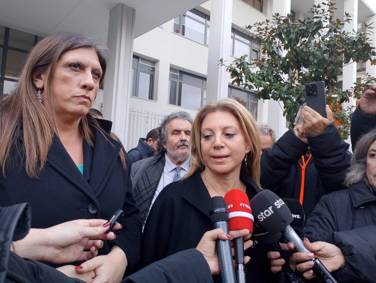 Τέμπη – Δίκη για διαχείριση βιντεοληπτικού υλικού: Απογοήτευση συγγενών και δικηγόρων για την μη ουσιαστική έναρξη της υπόθεσης (ΒΙΝΤΕΟ)