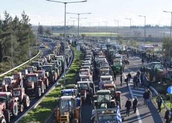 Μπλόκα αγροτών: «Πάνω από 1.000 τρακτέρ στην Εθνική Οδό – «Δεν θα φύγουμε αν δεν πάρουμε απαντήσεις»