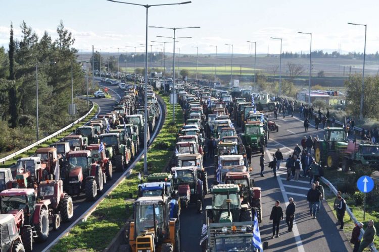 Μπλόκα αγροτών: «Πάνω από 1.000 τρακτέρ στην Εθνική Οδό – «Δεν θα φύγουμε αν δεν πάρουμε απαντήσεις»