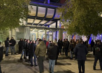Πλήθος αγροτών έξω από την Αστυνομική Διεύθυνση Λάρισας ζητούν την απελευθέρωση των συναδέλφων τους (ΕΙΚΟΝΕΣ – ΒΙΝΤΕΟ)