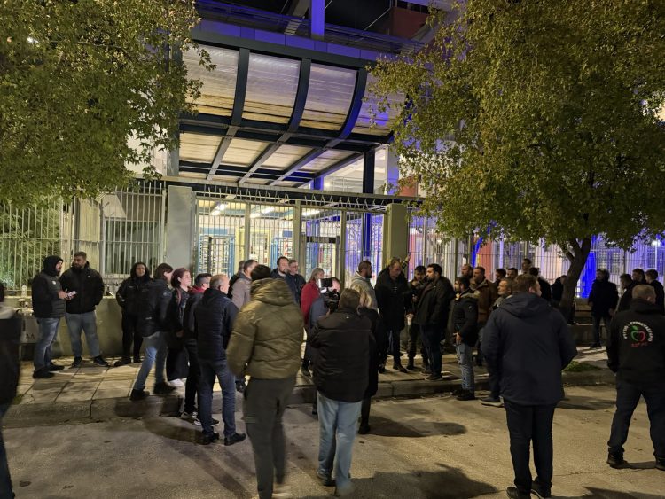 Πλήθος αγροτών έξω από την Αστυνομική Διεύθυνση Λάρισας ζητούν την απελευθέρωση των συναδέλφων τους (ΕΙΚΟΝΕΣ – ΒΙΝΤΕΟ)