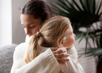 «Μαμά, μη φεύγεις…»: 4 ιδέες για να κάνετε τον πρωινό αποχωρισμό πιο εύκολο