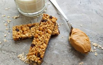 8 τροφές που νομίζαμε “πρωτεϊνικές” αλλά τελικά δεν είναι – Η αλήθεια για κινόα, μπάρες και φυστικοβούτυρο