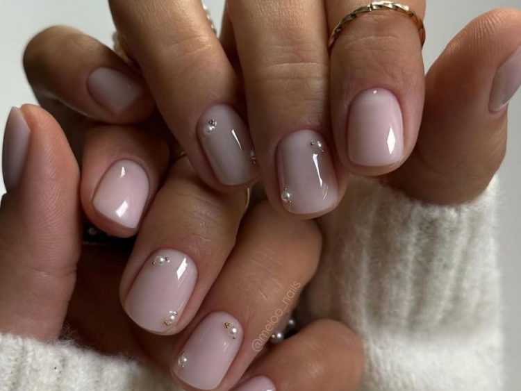 5 nail arts που θα σε βάλουν από τώρα σε γιορτινό mood και όχι δεν είναι μόνο το κλασικό κόκκινο