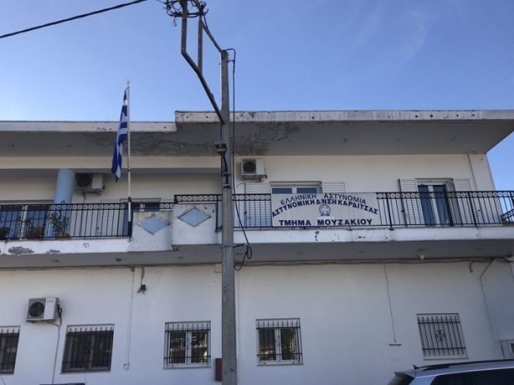 Έξι συλλήψεις στο Μουζάκι για το “άγριο” επεισόδιο, ξημερώματα Κυριακής, με τα μαχαιρώματα και τους τρεις τραυματίες