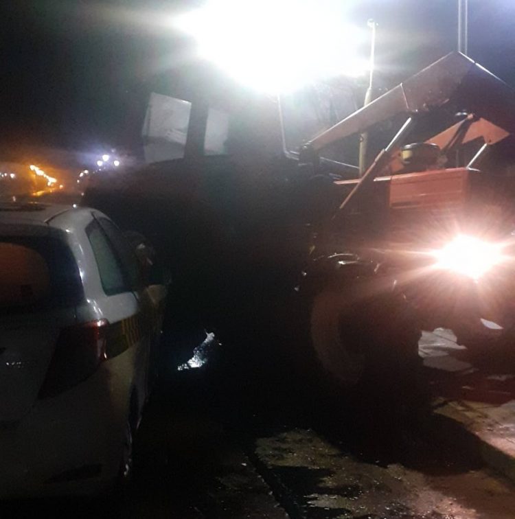 Σφοδρή σύγκρουση Ι.Χ. με τρακτέρ έξω από τα Τρίκαλα