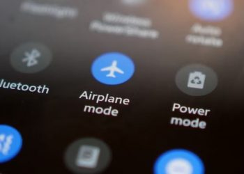 Λειτουργία πτήσης: Πότε πρέπει να την ενεργοποιείτε και γιατί – Όχι μόνο στα αεροπλάνα