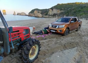 Βούλιαξε τετρακίνητο όχημα στην παραλία της Μελανής – Το “τράβηξαν” με τρακτέρ (ΒΙΝΤΕΟ)