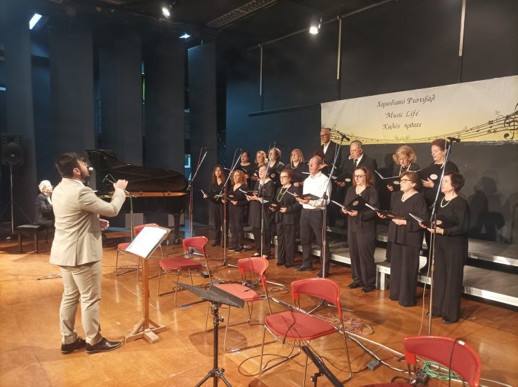 Τρίκαλα: Μια λαμπρή χορωδιακή γιορτή στην “καρδιά” της “πρωτεύουσας” των Χριστουγέννων (ΕΙΚΟΝΕΣ)