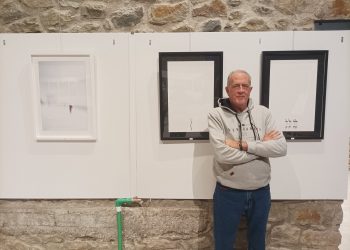 «ΣΤΑΓΟΝΕΣ ΜΕΛΑΝΙ ΣΕ ΒΑΜΒΑΚΙ»: Μια ατομική έκθεση φωτογραφίας στα Τρίκαλα με ιδιαίτερη οπτική (ΕΙΚΟΝΕΣ)