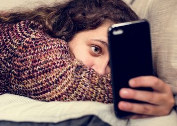 Εφηβεία και εθισμός στα social media: 5 συμβουλές αντιμετώπισης