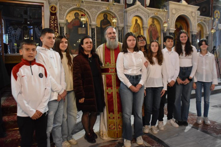 Τις ευχές στο Μητροπολίτη Τρίκκης απηύθυναν μαθητές του 5ου Γυμνασίου Τρικάλων