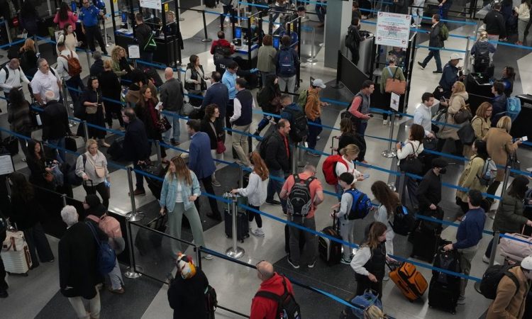 ΗΠΑ: Αναταράξεις στα αμερικανικά αεροδρόμια – Ακυρώθηκαν 1.000 πτήσεις