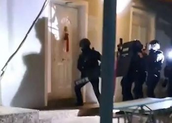 Σπείρα Ρομά: Γνωστή αΟ φερόμενος αρχηγός της σπείρας Ρομά άρπαξε πάνω από 7,5 εκατ. ευρώ  Newsbomb  16 Νοεμβρίου 2025 · 06:40 Σπείρα Ρομά: Γνωστή αθλήτρια ανάμεσα στους κατηγορουμένους ΕΛΛΑΔΑ 3′ ΣΧΟΛΙΑΣΕ   11 SHARES Νέα στοιχεία για τη σπείρα Ρομά που φέρεται να εξαπάτησε πολίτες σε όλη την Ελλάδα βλέπουν το φως της δημοσιότητας.  Οι κατηγορούμενοι, μεταξύ των οποίων ξεχωρίζει ο φερόμενος αρχηγός, φέρονται να παρίσταναν λογιστές, εμπόρους αυτοκινήτων, νομικούς συμβούλους και ακόμη και αστυνομικούς, για να αποσπάσουν χρήματα και κοσμήματα από ανυποψίαστους πολίτες.  Η εγκληματική οργάνωση φέρεται να είχε αυστηρή ιεραρχία, διακριτούς ρόλους και κωδικούς. Τις απατεωνιές τους τις αποκαλούσαν «βάψιμο» και δρούσαν σε όλη τη χώρα, από την Αριδαία μέχρι τα Χανιά. Το αρχηγείο τους βρισκόταν στο Ζευγολατιό Κορινθίας, ενώ επιχειρησιακά κέντρα υπήρχαν στην Αγία Βαρβάρα, στα Άνω Λιόσια και το Ζεφύρι.  Ηχογραφημένες συνομιλίες Σε ηχογραφημένες συνομιλίες που παρουσιάστηκαν στον τηλεοπτικό σταθμό Star, οι κατηγορούμενοι περιγράφουν αναλυτικά τον τρόπο δράσης τους. Ο φερόμενος αρχηγός καθοδηγούσε τις ενέργειες, δίνοντας εντολές για το πώς θα παρουσιαστούν οι συνεργοί ως αστυνομικοί ή υπάλληλοι εταιρειών ώστε να εισέλθουν σε σπίτια και να αρπάξουν χρήματα και κοσμήματα.  Οι συνεργοί τους, που αποκαλούνταν «μουλάρια», εκτελούσαν τις εντολές και συγκέντρωναν τη λεία, χρησιμοποιώντας πλαστά έγγραφα και ψεύτικους λογαριασμούς.  Σύμφωνα με τη δικογραφία, μόνο τον Απρίλιο του 2025 η σπείρα φέρεται να απέσπασε πάνω από 14.500 ευρώ σε μια μόνο ημέρα, εξαπατώντας πολίτες σε Αριδαία, Θεσσαλονίκη και Χανιά.  Από το 2023, εκτιμάται ότι η δράση τους περιλαμβάνει πάνω από 5.000 απάτες με συνολικά κέρδη που ξεπερνούν τα 35 εκατομμύρια ευρώ. Στη δικογραφία περιλαμβάνονται πάνω από 100 άτομα.  Οι δικηγόροι των κατηγορουμένων υπογραμμίζουν ότι η συμμετοχή σε συνομιλίες ή σε ποινικά κολασίμες πράξεις δεν σημαίνει απαραίτητα συμμετοχή σε εγκληματική οργάνωση. Όπως αναφέρει ο δικηγόρος Δημοσθένης Όθωνας, «υπάρχουν πρόσωπα που δεν έχουν καμία γνώση για το τι πραγματικά συνέβη». Ο δικηγόρος Γιάννης Γλύκας προσθέτει ότι η ύπαρξη συνομιλιών δεν μπορεί να θεωρηθεί επαρκής απόδειξη συμμετοχής σε εγκληματική οργάνωση.  Γνωστή αθλήτρια ανάμεσα στους κατηγορουμένους της σπείρας Ρομά Ανάμεσα στους κατηγορουμένους βρίσκεται -σύμφωνα με πληροφορίες του Star- μια ιδιαίτερα γνωστή Ελληνίδα αθλήτρια. Πρόκειται για 37χρονη αθλήτρια με εντυπωσιακή πορεία στον πρωταθλητισμό: έχει κερδίσει πολλά μετάλλια, έχει ανέβει στο βάθρο μεγάλων διοργανώσεων και έχει συμμετάσχει σε Ολυμπιακούς Αγώνες.  Σύμφωνα με τις πληροφορίες, είναι κάτοικος των βορείων προαστίων και η εμπλοκή της προκύπτει μέσα από τις καταγεγραμμένες συνομιλίες του κυκλώματος που περιλαμβάνονται στη δικογραφία.  Ο ρόλος που της αποδίδεται – Κατηγορείται και ο αδελφός της Η αθλήτρια φέρεται –σύμφωνα πάντα με τη δικογραφία– να έχει υποστηρικτικό ρόλο προς την οργάνωση και κυρίως προς τον αδελφό της, ο οποίος επίσης κατηγορείται. Μάλιστα, ο αδελφός της φέρεται να έχει αναγνωριστεί από θύμα ως το άτομο που είχε αρπάξει τιμαλφή μέσα από σπίτι κατά τη διάρκεια μίας από τις απάτες.  Οι Αρχές τους αποδίδουν συμμετοχή στη νομιμοποίηση εσόδων, καθώς μεγάλο μέρος των χρημάτων που αποσπούσε η σπείρα μέσω τηλεφωνικών και διαδικτυακών απατών χρησιμοποιούνταν για την αγορά πολυτελών ακινήτων, ακριβών αυτοκινήτων και ακριβών ταξιδιών – μια προσπάθεια να καλυφθεί η παράνομη προέλευσή τους.  Αρνείται κάθε εμπλοκή η αθλήτρια Σύμφωνα με τις πληροφορίες, η 37χρονη αθλήτρια αρνείται κατηγορηματικά ότι έχει οποιαδήποτε εμπλοκή στη δράση της σπείρας. Υποστηρίζει πως δεν γνώριζε τις δραστηριότητες των συγκατηγορουμένων της, ενώ αναμένεται να δοθούν εξηγήσεις κατά τη διάρκεια της δικαστικής διαδικασίας.  Η υπόθεση παραμένει σε εξέλιξη και αναμένεται να συνεχιστούν οι αποκαλύψεις, καθώς η δικογραφία περιλαμβάνει πάνω από 100 άτομα και χιλιάδες περιστατικά απάτης σε όλη την Ελλάδα.   11 SHARESθλήτρια ανάμεσα στους κατηγορουμένους