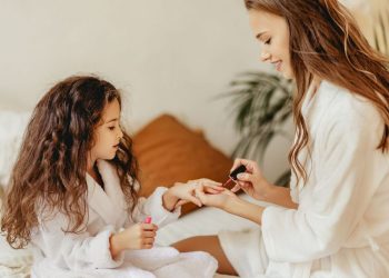 Θέλει ακρυλικά νύχια η 10χρονη κόρη σας; Η αλήθεια που πρέπει να ξέρετε