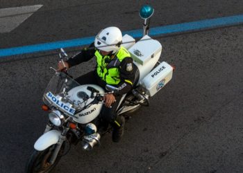 Δεν φθάνει που οδηγούσε επικίνδυνα, έριξε “κεφαλιά” σε αστυνομικό και τον “ξάπλωσε”!