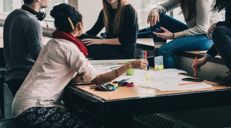 ΙΝΕ-ΓΣΕΕ: Generation Z – Ανάμεσα στην εργασία, στην επισφάλεια και στην υποαμοιβή