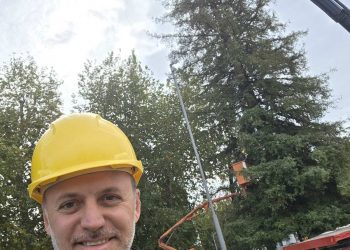 Ο άνθρωπος πίσω από τη μαγεία των Χριστουγέννων στα Τρίκαλα- Ο Βασίλης Λαφαζάνης και η ομάδα του “δίνουν φως” στην πόλη