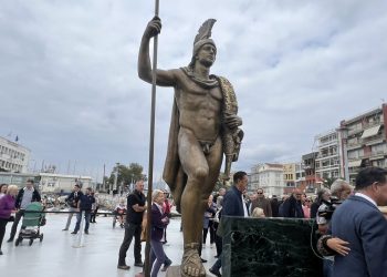 Συγκίνηση στα αποκαλυπτήρια του αγάλματος του Ιάσονα (ΕΙΚΟΝΕΣ – ΒΙΝΤΕΟ)