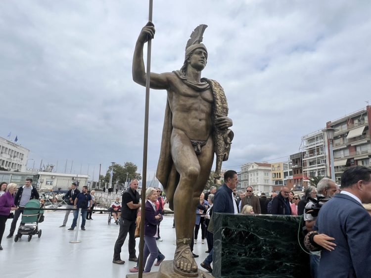 Συγκίνηση στα αποκαλυπτήρια του αγάλματος του Ιάσονα (ΕΙΚΟΝΕΣ – ΒΙΝΤΕΟ)