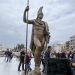 Συγκίνηση στα αποκαλυπτήρια του αγάλματος του Ιάσονα (ΕΙΚΟΝΕΣ – ΒΙΝΤΕΟ)