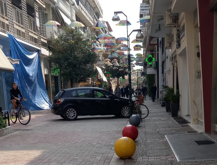 Τρίκαλα: ΠΡΟΣΟΧΗ! Ο «δρόμος με τις ομπρέλες» δεν είναι πια …πεζόδρομος (ΕΙΚΟΝΕΣ)