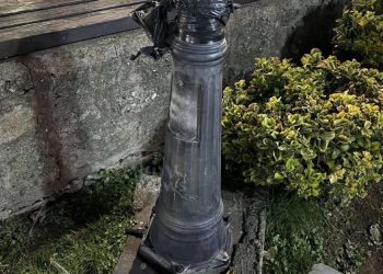 4χρονο παιδάκι τραυματίστηκε στο κεφάλι από κολόνα στην κεντρική πλατεία Καλαμπάκας