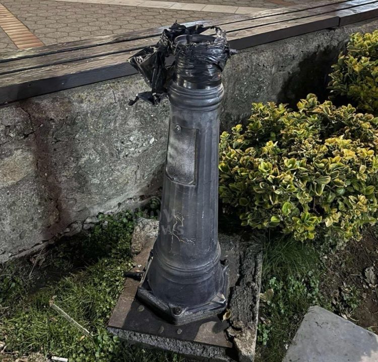 4χρονο παιδάκι τραυματίστηκε στο κεφάλι από κολόνα στην κεντρική πλατεία Καλαμπάκας