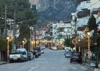 «Μύρισαν» Χριστούγεννα στην Καλαμπάκα – Η πόλη φόρεσε τα γιορτινά της! (ΕΙΚΟΝΕΣ)