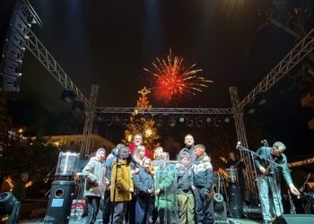 Λαμπερές Γιορτές από την Καλαμπάκα και τα Μετέωρα! Με μια φαντασμαγορική γιορτή άναψε το Χριστουγεννιάτικο Δέντρο στην Πλατεία Δημουλά! (ΕΙΚΟΝΕΣ)