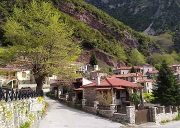 Καλαμπάκα: Κατολίσθηση στην είσοδο του Κλεινοβού (ΕΙΚΟΝΕΣ)