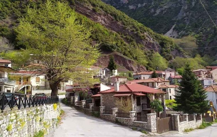 Καλαμπάκα: Κατολίσθηση στην είσοδο του Κλεινοβού (ΕΙΚΟΝΕΣ)