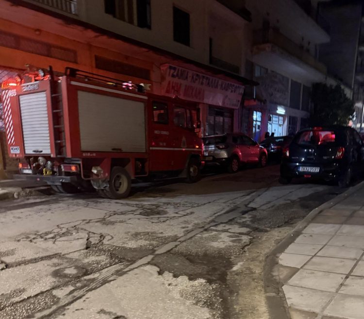 Τρίκαλα: Ηλικιωμένος τραυματίστηκε μέσα στο κατάστημά του – Τον εντόπισαν περαστικές-Εσπασαν την τζαμαρία για να τον βοηθήσουν